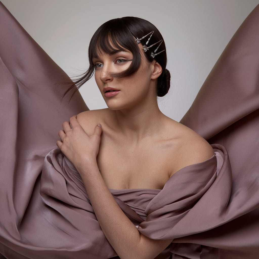 Moño Bajo Elegante con Horquillas Decorativas