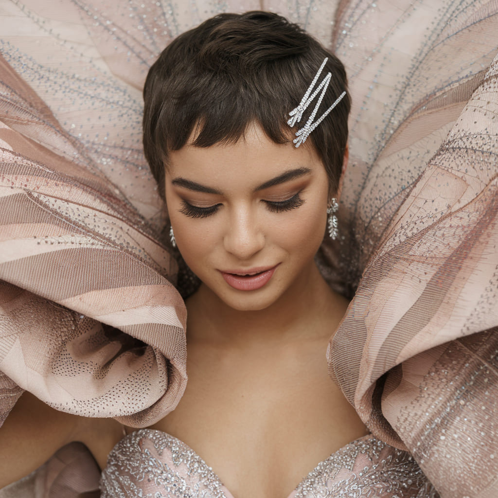 Peinado Pixie Despeinado con Horquillas Brillantes