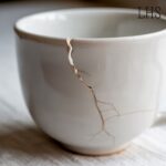 Mi soporte para pinceles hecho a mano con una taza de cerámica que arruiné accidentalmente pero que de todos modos amaba